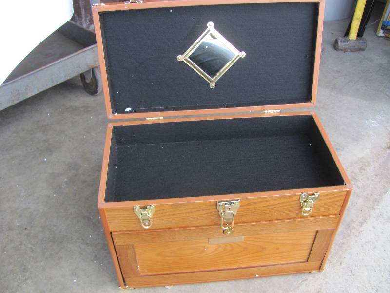 lot 20 image: Collectors Chest