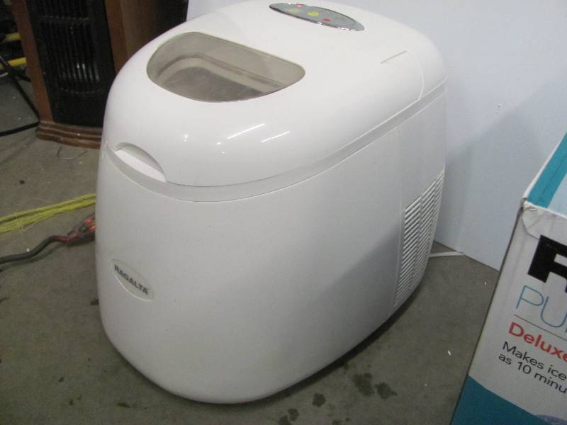 lot 40 image: Electric Ice Maker