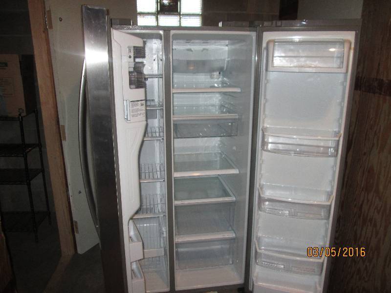 lot 19 image: Super clean stainless steel Kenmore...