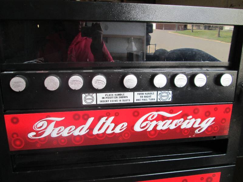 lot 3 image: Nice clean pop can and snack vendin...