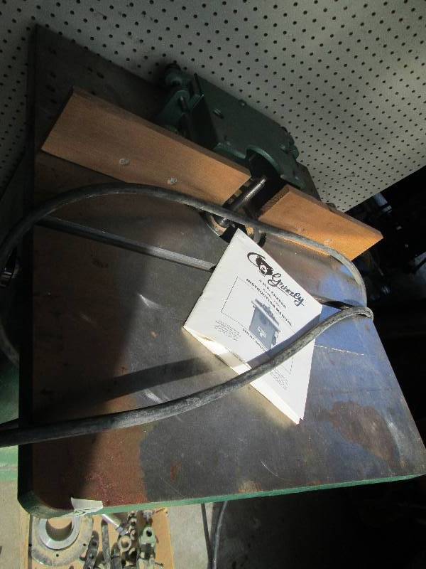 lot 5 image: Grizzly 3 horsepower shaper model G...