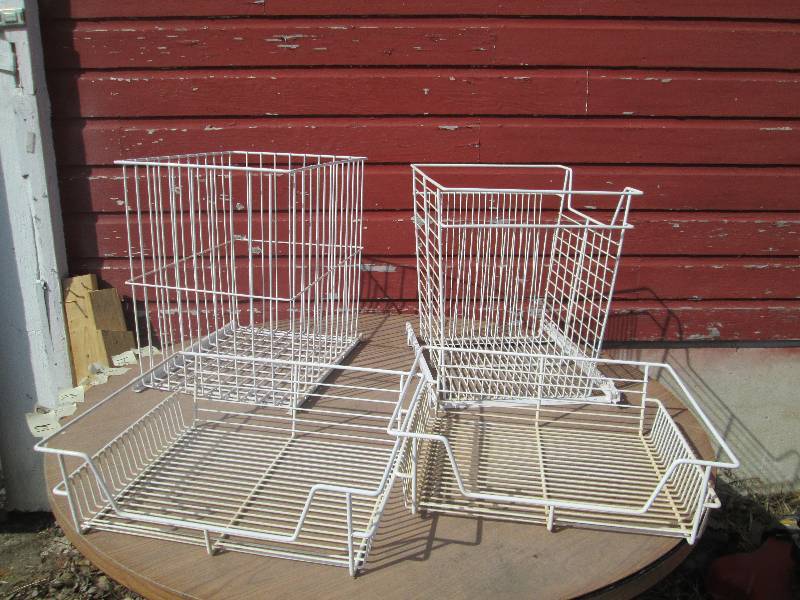 lot 18 image: Laundry hamper on sliding base...