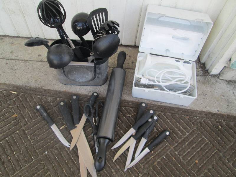 lot 28 image: Mixed lot of kitchen utinsels...