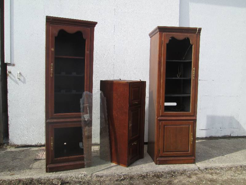 lot 33 image: wooden entertainment center, 3 peic...