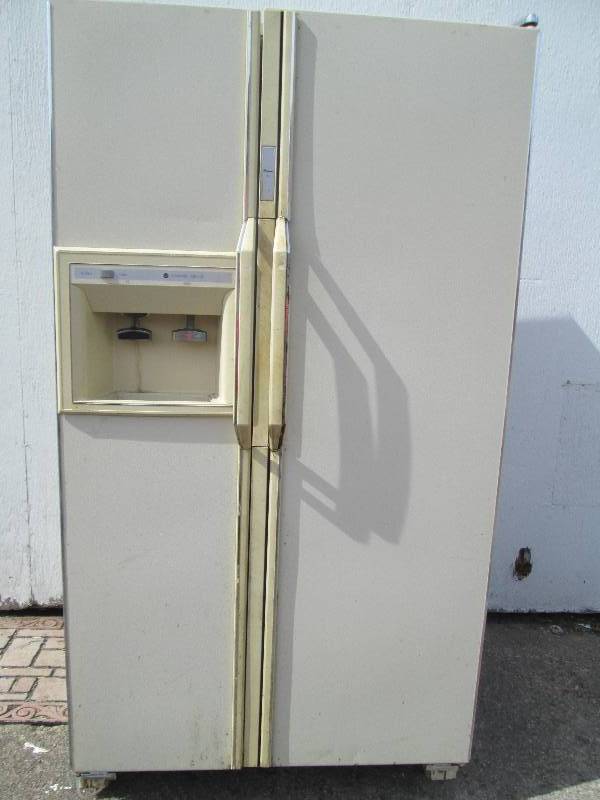 lot 35 image: Amana refrigerator one handle is br...