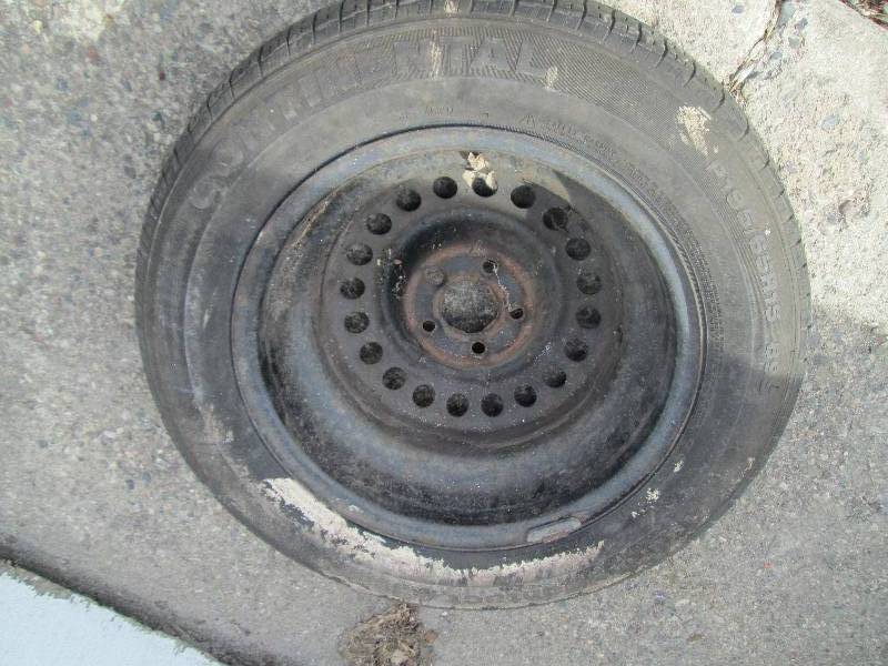 lot 42 image: continental P19565R15  89S tire wi...