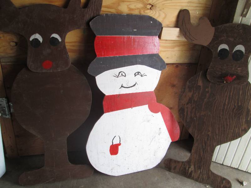 lot 84 image: lot of 3 wooden garden or yard deco...