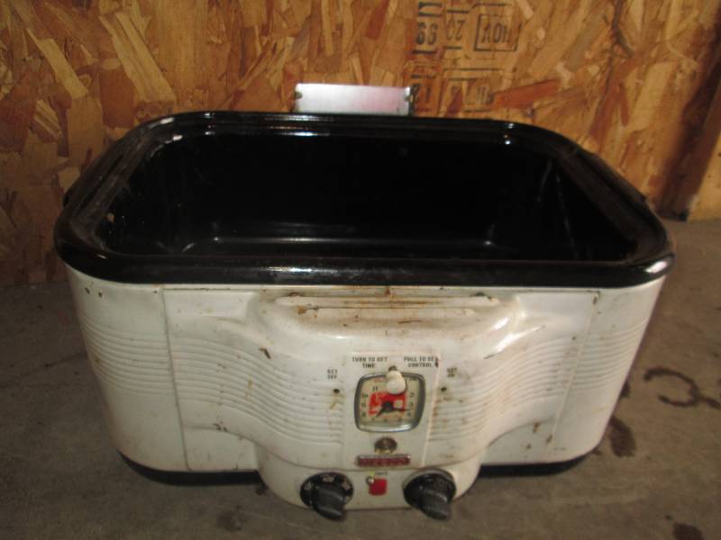 lot 75 image: nesco cooker crock warmer without l...
