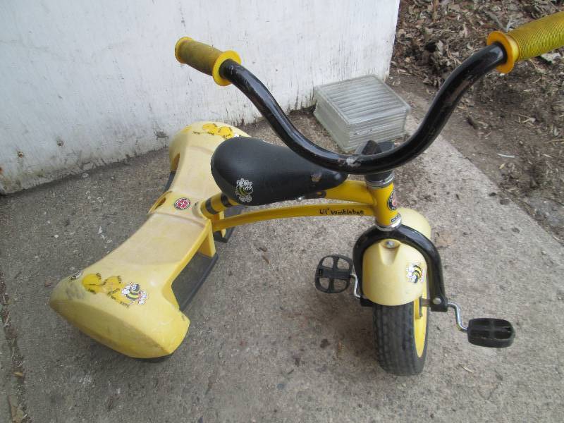 lot 65 image: Schwinn kids 3 wheeler...