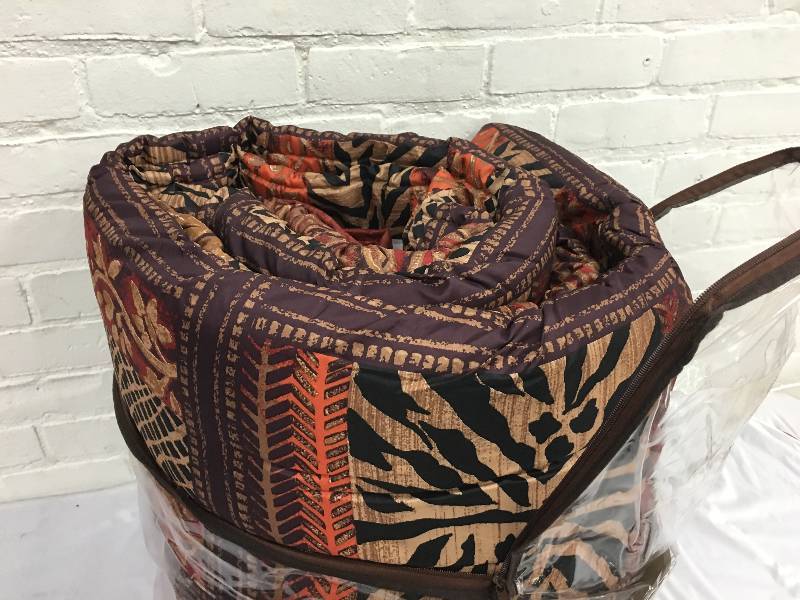 lot 80 image: Wild Life Comforter Set -King
