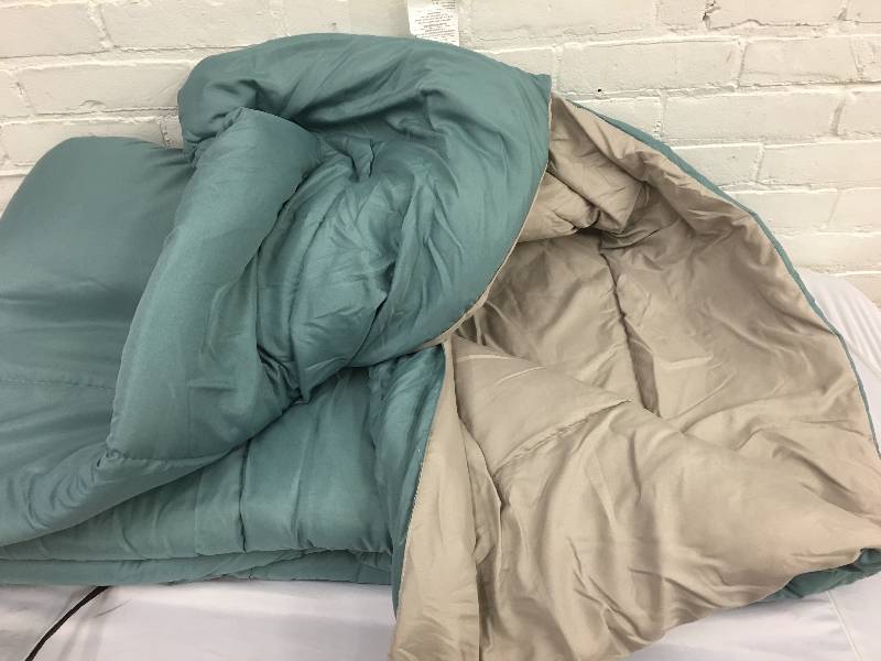 lot 107 image: Solid Color Reversible Comforter -Teal