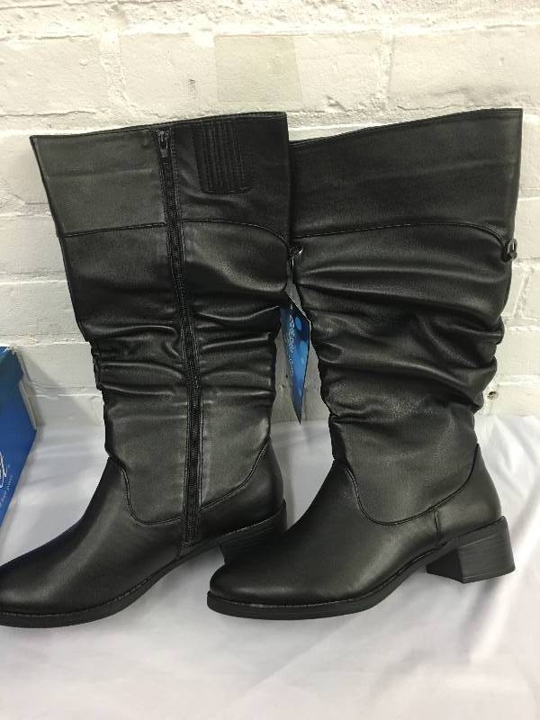 lot 124 image: Easy Street Womens Cheyenne Tall Boot Retail $95 Size 9