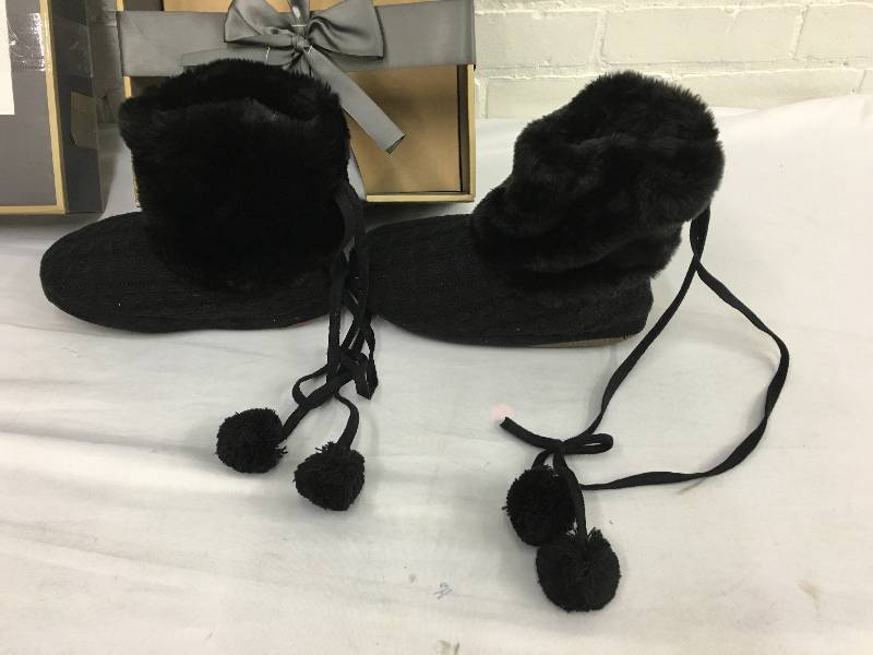 lot 140 image: McLeland Design Knit Bootie size S