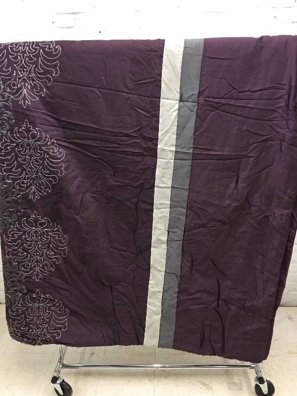 lot 145 image: Laurel 16pc Bed Set - King retail $139