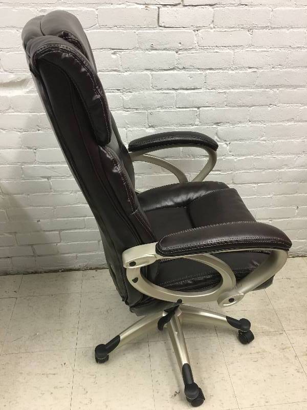 lot 269 image: Serta Bonded Leather Big & Tall Chair retail $280