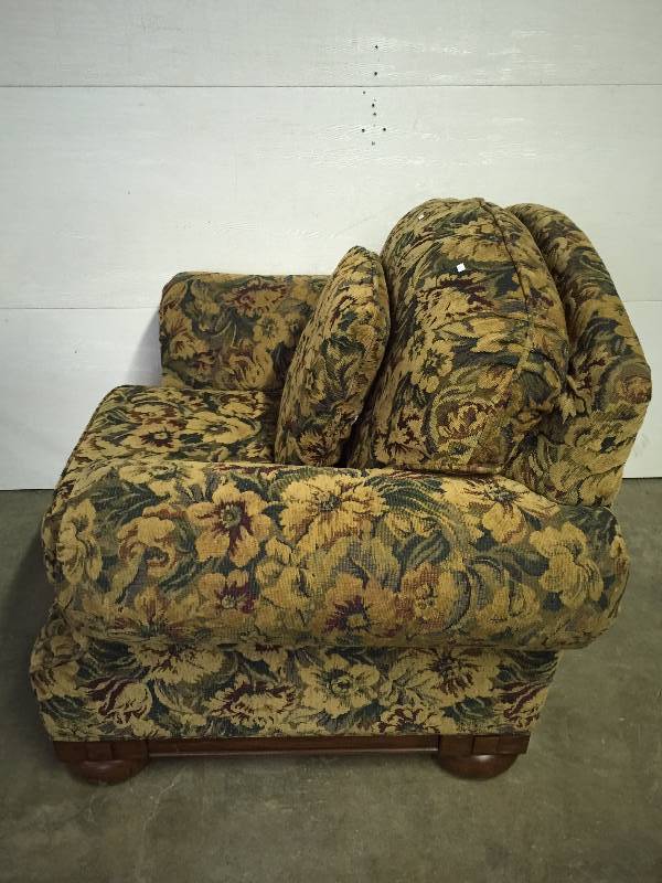 LIVING ROOM CHAIR, GOOD CONDITION