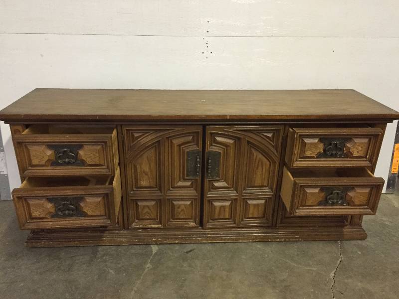 ENTERTAINMENT CENTERDRESSER WITH 4 DRAWER AND CENTER STORAGE