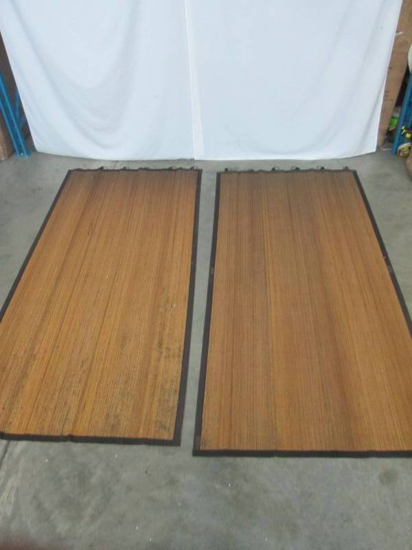 lot 19 image: 2 - Bamboo Indoor  Outdoor Ring Top Blind