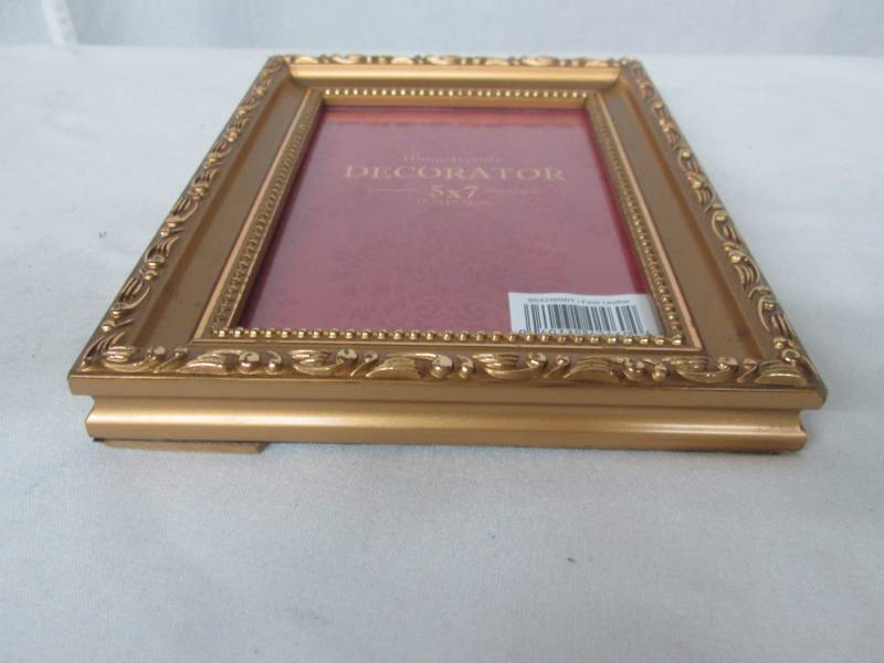 lot 74 image: Home Trends Decorator Picture Frame
