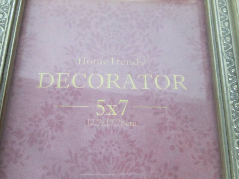 lot 77 image: Home Trends Decorator Picture Frame