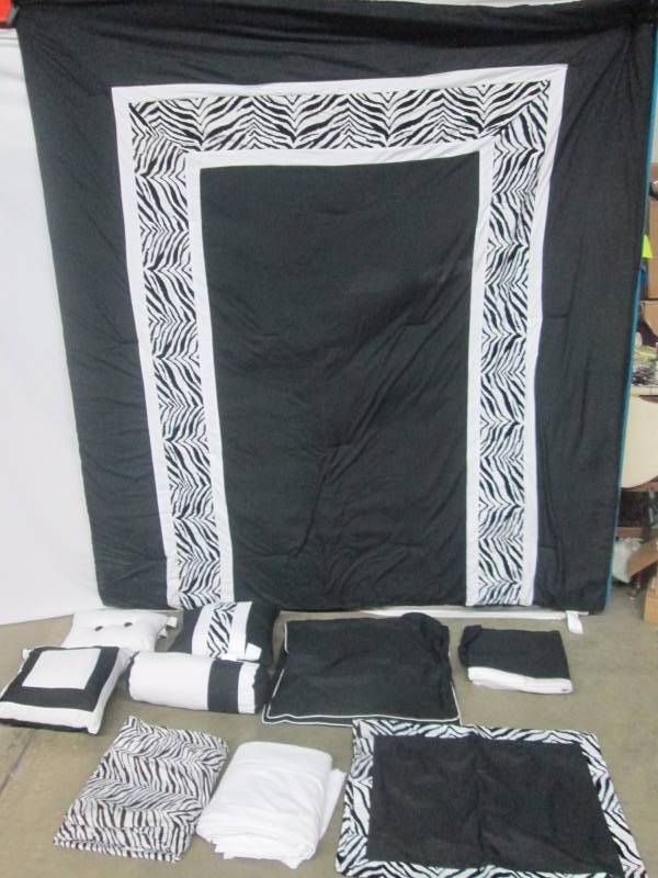 lot 47 image: alcove Nairobe Bedroom Super Set - Queen