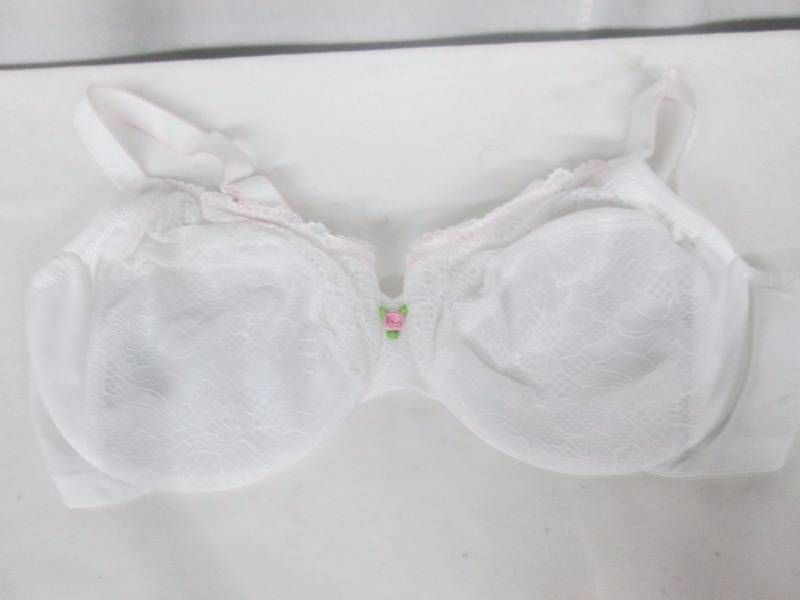 lot 68 image: Glamorise Elegance Lace Underwire Support Bra