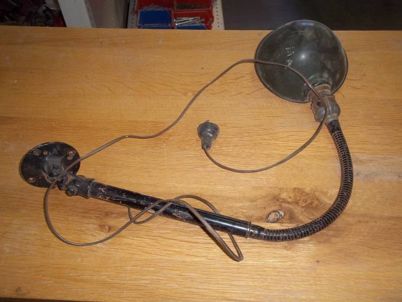 lot 23 image: Vintage adjustable desk lamp