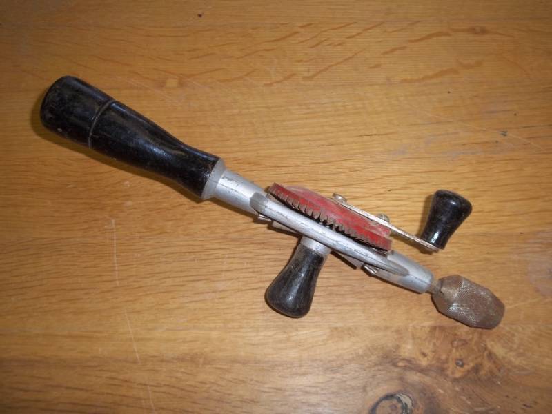 lot 24 image: vintage hand crank drill