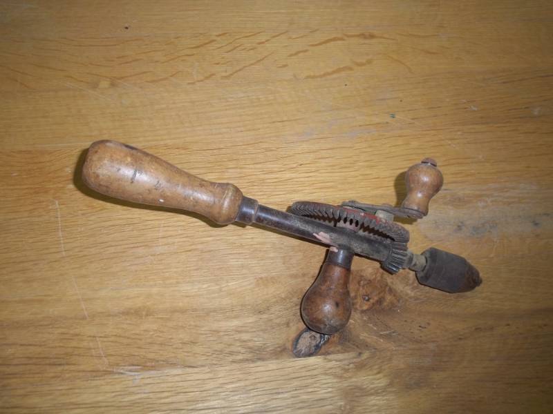 lot 25 image: vintage hand crank drill