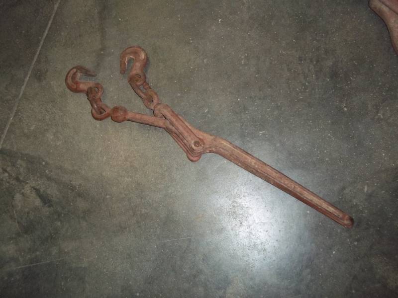 lot 57 image: 26 chain binder