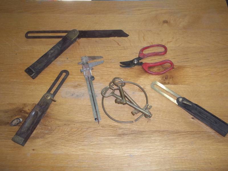 lot 63 image: assorted tools (micrometer, angles, wire snips, ring of skeleton keys)