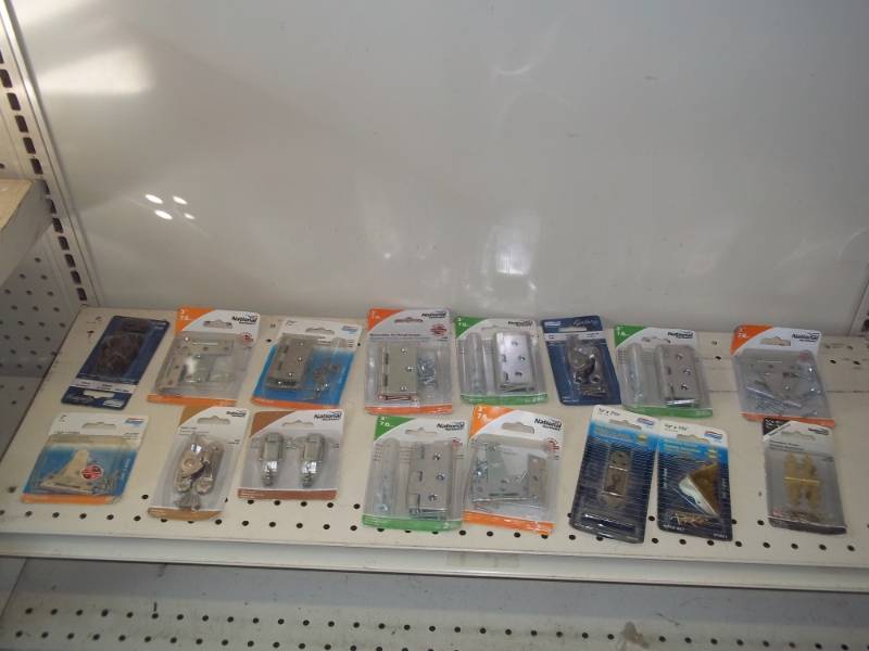 lot 94 image: lot of assorted hinges