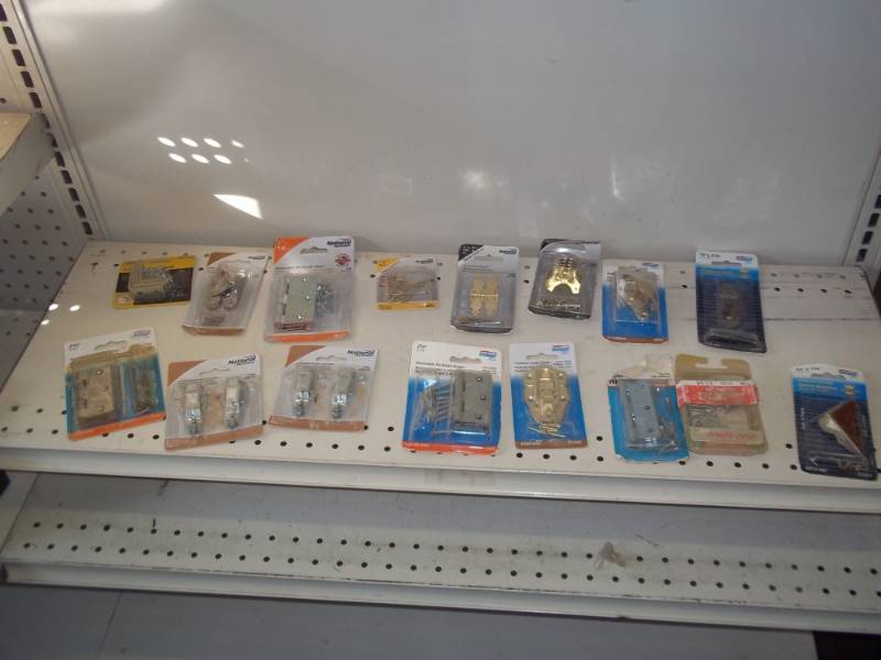 lot 96 image: lot of assorted hinges