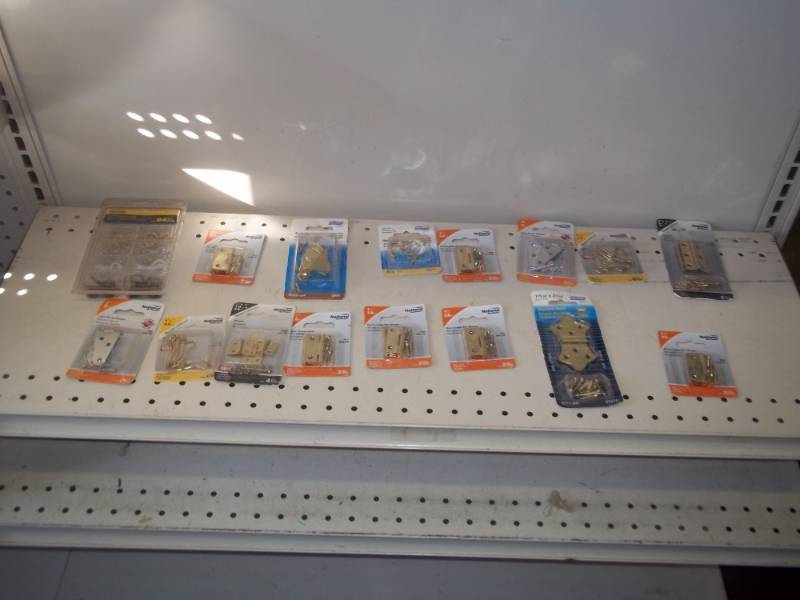 lot 97 image: lot of assorted hinges