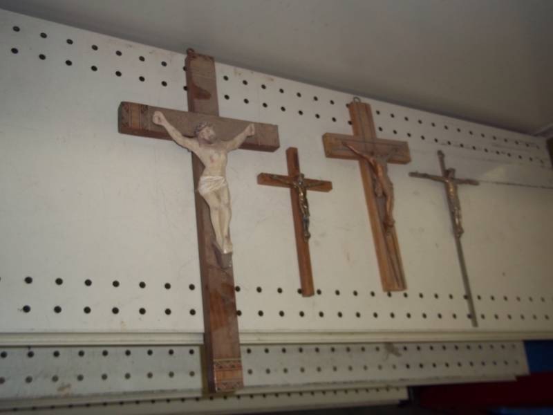 lot 100 image: 4 crosses