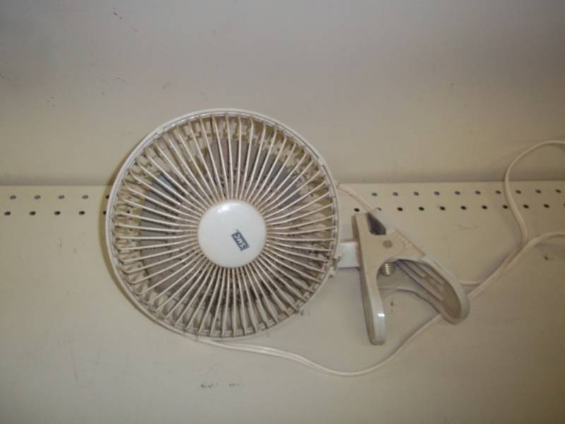 lot 103 image: desk fan