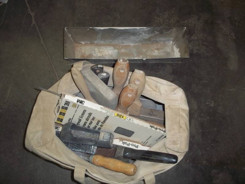 lot 113 image: canvas bag of assorted dry wall tools and materials