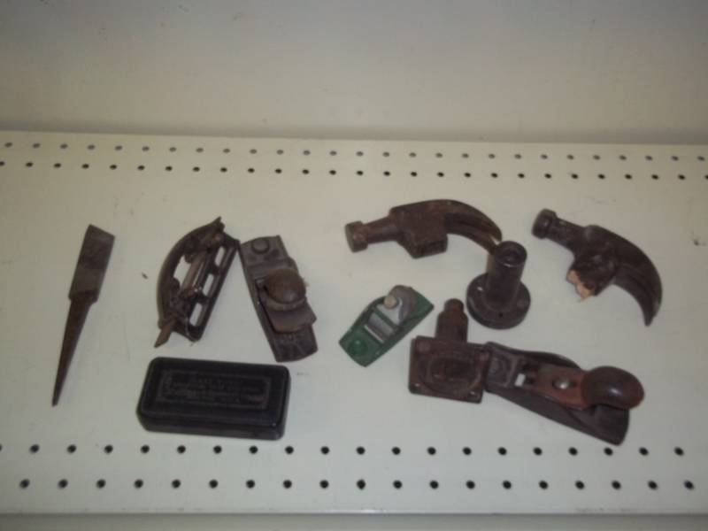 lot 134 image: assorted lot of tools (hammer heads, wood planes, chisel)
