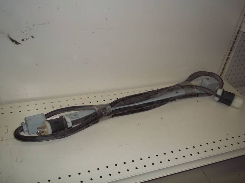 lot 136 image: 220v to 110v electrical bar