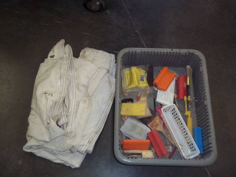 lot 141 image: lot of assorted painting supplies