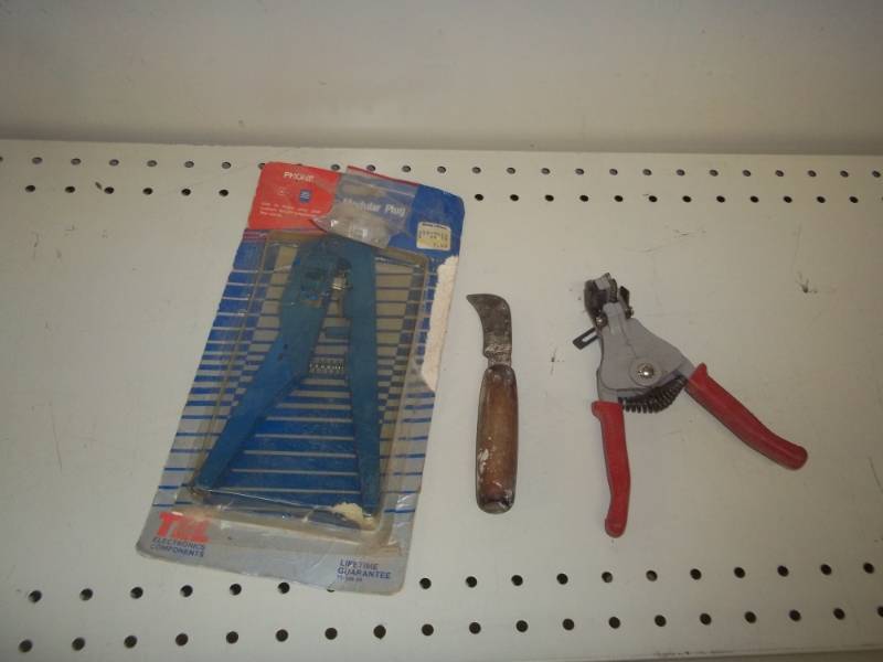 lot 155 image: assorted lot (wire cutters, knife)