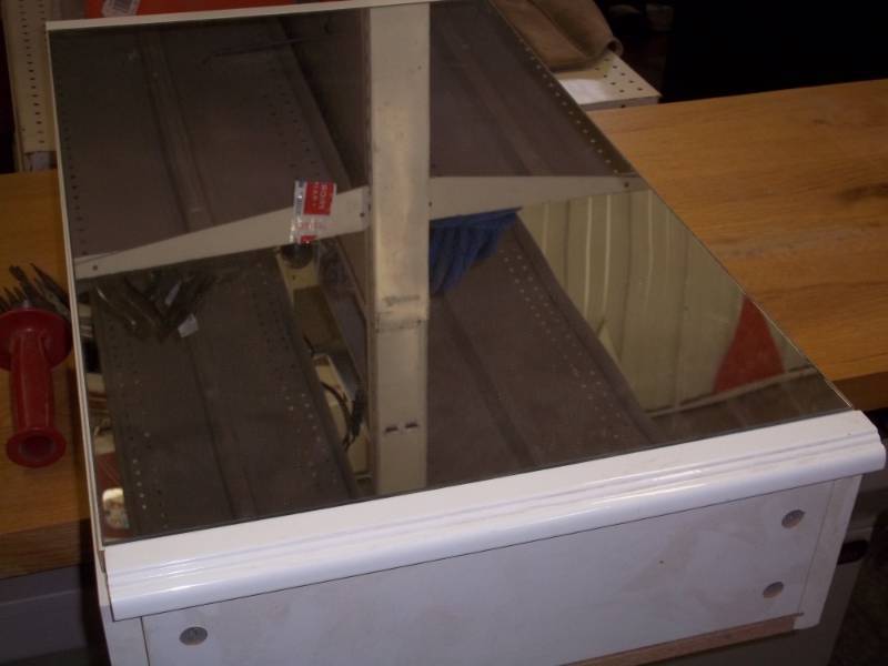 lot 168 image: Vanity cabinet wmirror doo