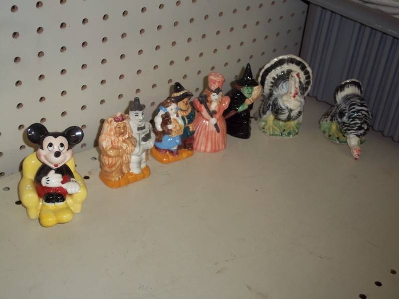 lot 169 image: wizard of oz and turkey salt n pepper shakers