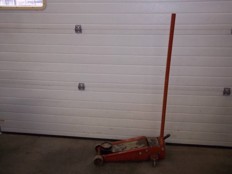 lot 173 image: floor jack