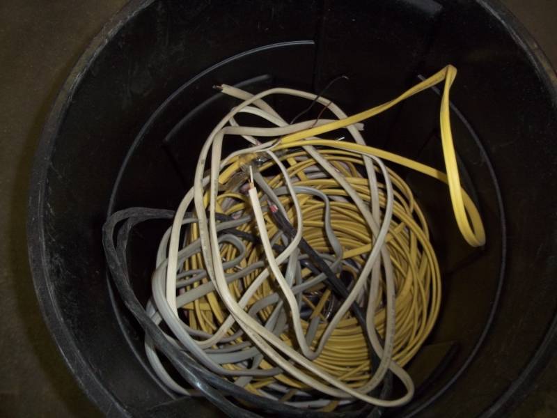 lot 185 image: garbage can wassorted wire