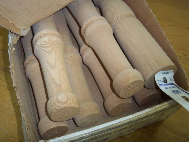 lot 216 image: 21 decorator table legs
