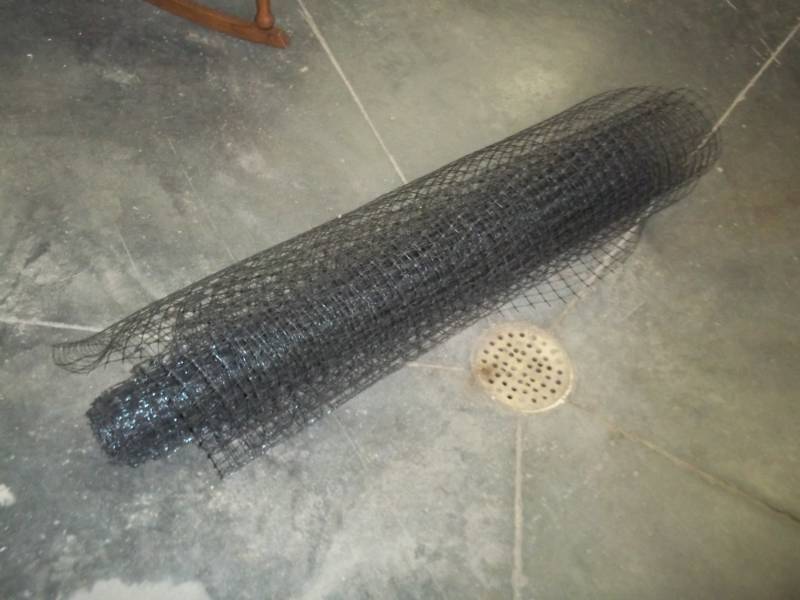 lot 224 image: Plastic netting 40 high