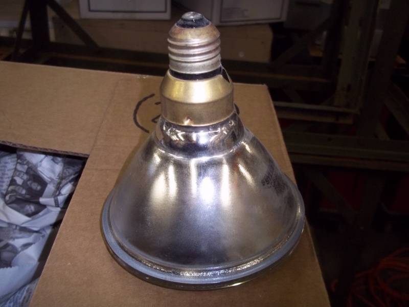 lot 250 image: 22 Sylvania flood lamps 75W consignor states working when removed, went to LED lights