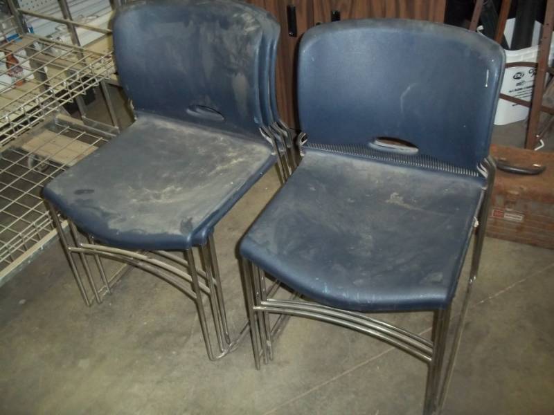 lot 257 image: 6 Stacking blue chairs