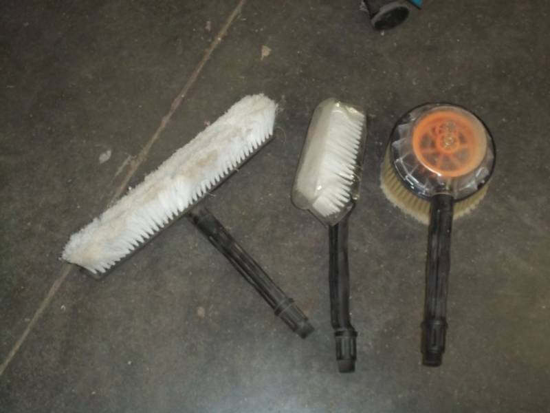 lot 261 image: 3 Pressure washer brushes